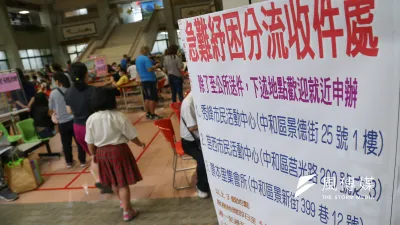 立法院會今(8)日三讀通過追加紓困振興特別預算新台幣1500億元,特別預算提高為2100億元,規模總計達1兆500億元。圖為民眾申請紓困金的情形。(資料照,顏麟宇攝)