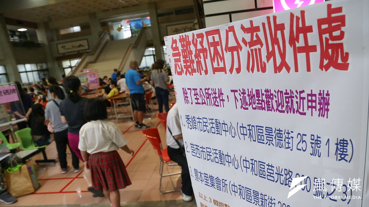 新竹市2次紓困核定率表現均位居全台第一,社會處長李季縈對此表示,除了增加人手幫忙外,新竹市府也自製獨門SOP,讓民眾申請不卡關。圖為急難紓困救助金申辦人潮。示意圖。(資料照,顏麟宇攝) 新竹市2次紓困核定率表現均位居全台第一,社會處長李季縈對此表示,除了增加人手幫忙外,新竹市府也自製獨門SOP,讓民眾申請不卡關。圖為急難紓困救助金申辦人潮。示意圖。(資料照,顏麟宇攝)