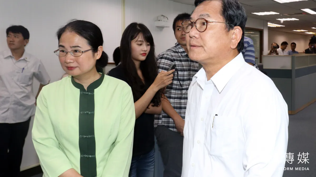 民進黨立委陳明文(右)下午出席民進黨中執會,進場前,先行接受訪問。(蘇仲泓攝)