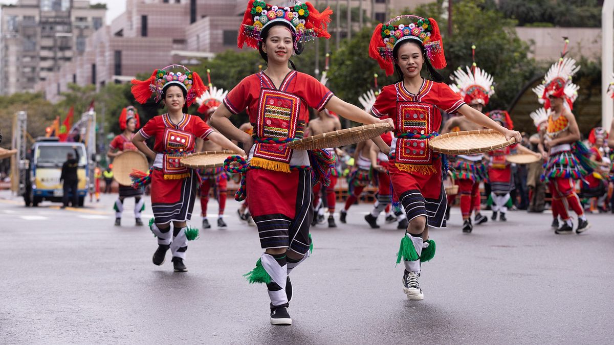 2023台灣燈會舉辦踩街遊行,逾500位表演者組成遊行隊伍。(圖/臺北市政府文化局提供) 2023台灣燈會舉辦踩街遊行,逾500位表演者組成遊行隊伍。(圖/臺北市政府文化局提供)