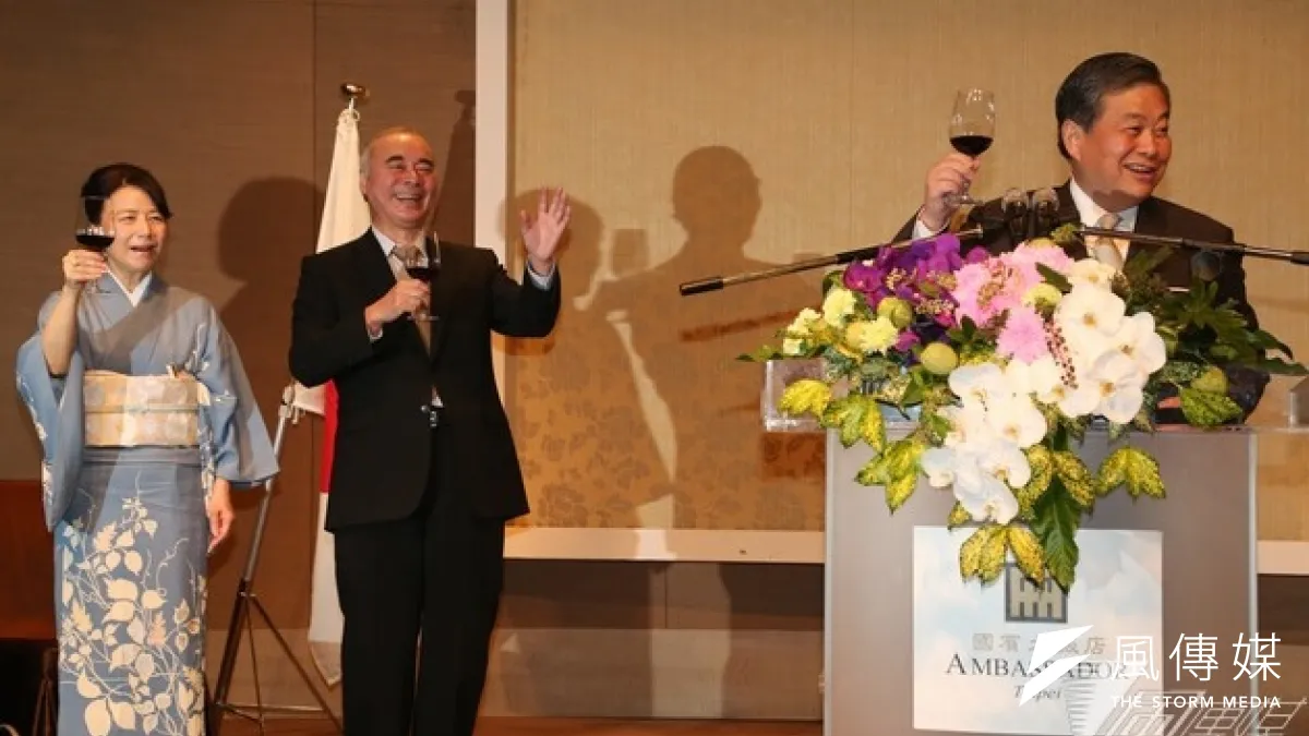 日本駐台代表樽井澄夫(左二)辭任酒會,外交部次長石定(右)頻頻出包,還沒致辭就要敬酒。(余志偉攝)
