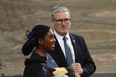 2025年5月8日。英國保守黨黨魁巴登諾克(Kemi Badenoch,左)和首相施凱爾(Keir Starmer)出席了在倫敦威斯敏斯特修道院舉行的感恩儀式。(AP)