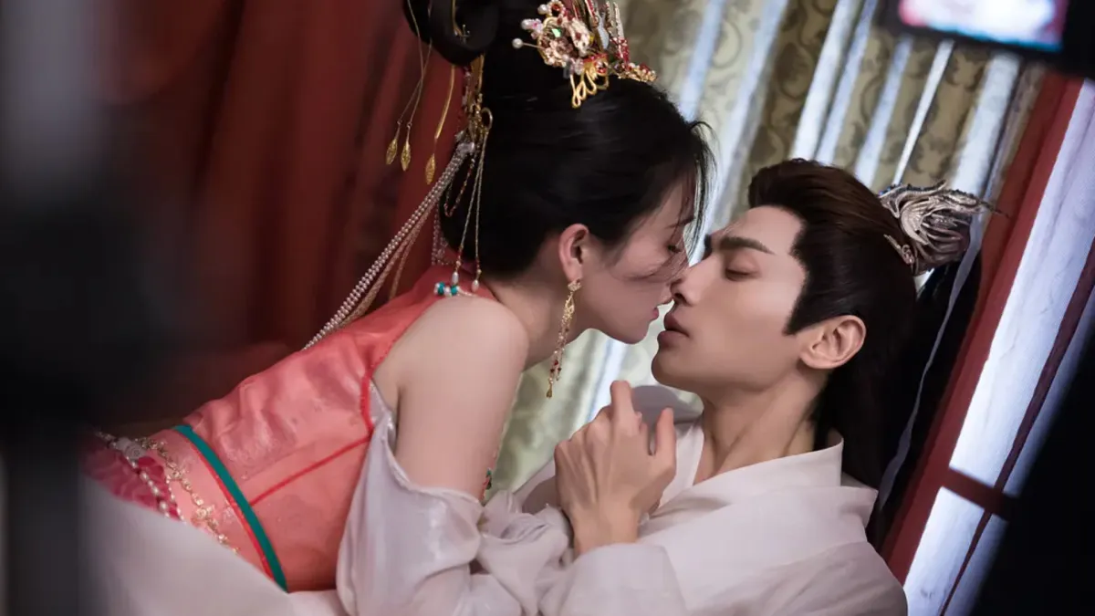 羅雲熙擅長呈現壓抑、破碎與偏執感,白鹿的情緒表演較為直接外放,兩種表演方式碰撞後形成強烈拉扯。(圖/取自微博)