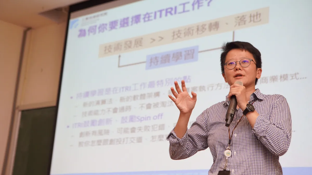 工研院巨資中心經理王恩慈勉勵清大學弟妹,要持續成長與學習新的產業技術能力,為自身職涯加分。(圖/工研院提供)