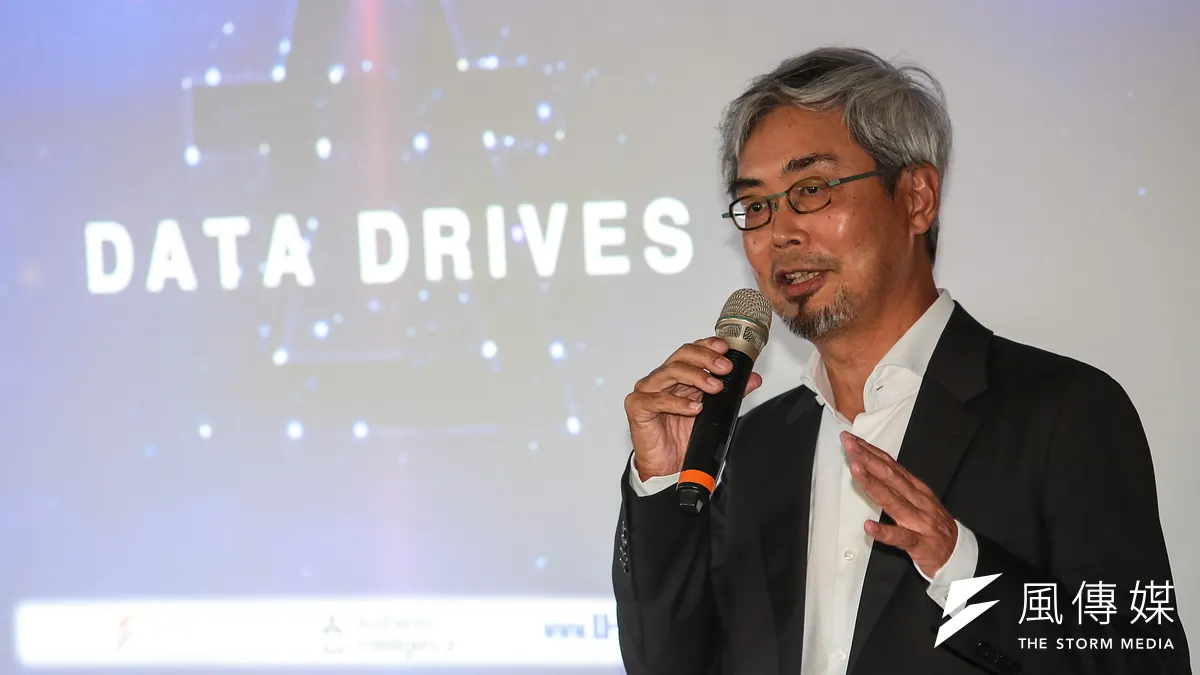 風傳媒董事長張果軍19日出席「DATA DRIVES 汽車產業數據產品發表會」時表示,透過跨平台合作,導入AI人工智慧的大數據分析,可協助企業主解決行銷問題,找到真正潛在的購買者,提升網路廣告的轉換成功率。(顏麟宇攝) 風傳媒董事長張果軍19日出席「DATA DRIVES 汽車產業數據產品發表會」時表示,透過跨平台合作,導入AI人工智慧的大數據分析,可協助企業主解決行銷問題,找到真正潛在的購買者,提升網路廣告的轉換成功率。(顏麟宇攝)