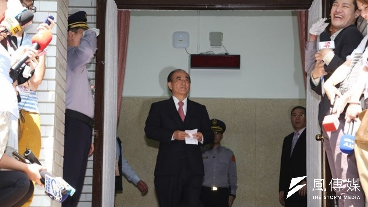 在群眾抗爭退場後,立法院長王金平今天重回立法院主持院會,王金平首先致贈慰問金給警政署同仁,感謝警察同仁在抗爭時,幫忙維繫議場和社會秩序。(余志偉攝) 在群眾抗爭退場後,立法院長王金平今天重回立法院主持院會,王金平首先致贈慰問金給警政署同仁,感謝警察同仁在抗爭時,幫忙維繫議場和社會秩序。(余志偉攝)