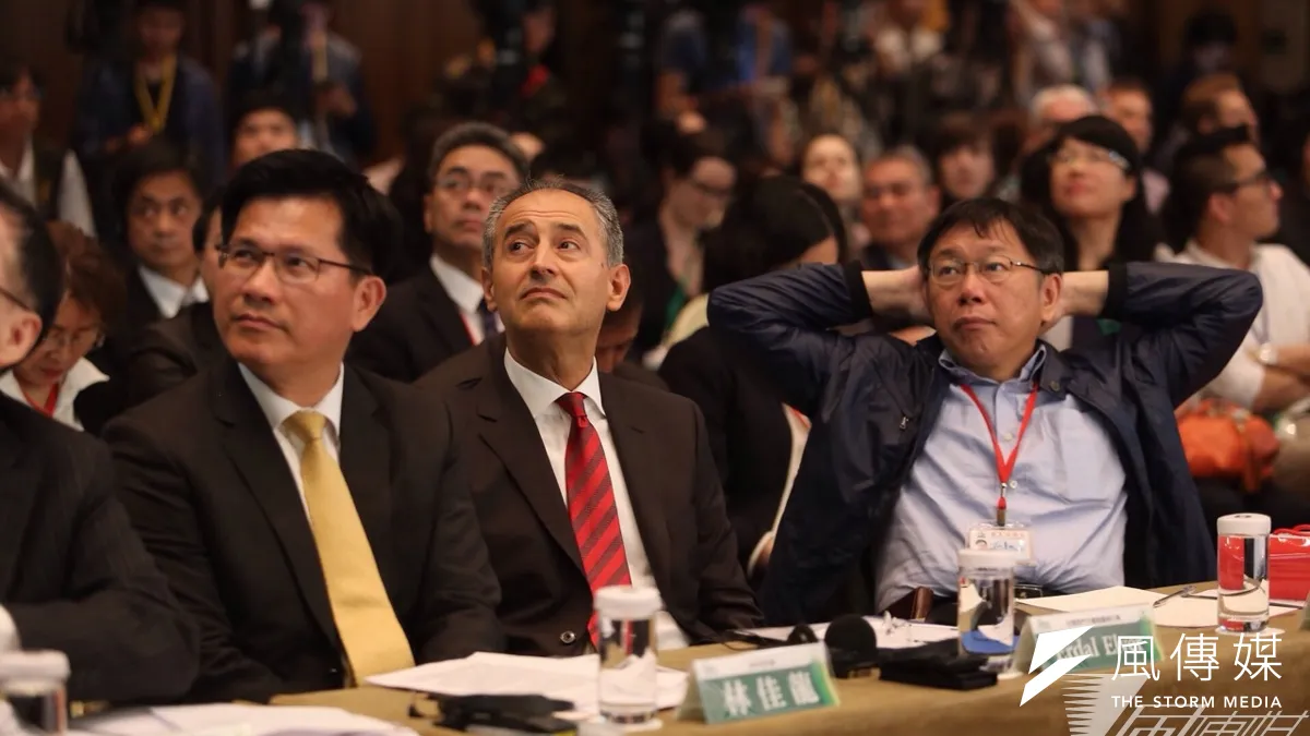 2015永續城市對話峰會,台中市長林佳龍(左)專程從台中北上參與。(楊子磊攝)