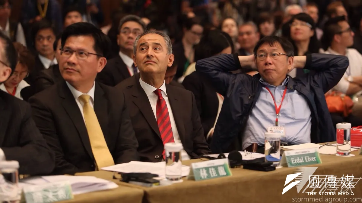 2015永續城市對話峰會,台中市長林佳龍(左)專程從台中北上參與。(楊子磊攝) 2015永續城市對話峰會,台中市長林佳龍(左)專程從台中北上參與。(楊子磊攝)