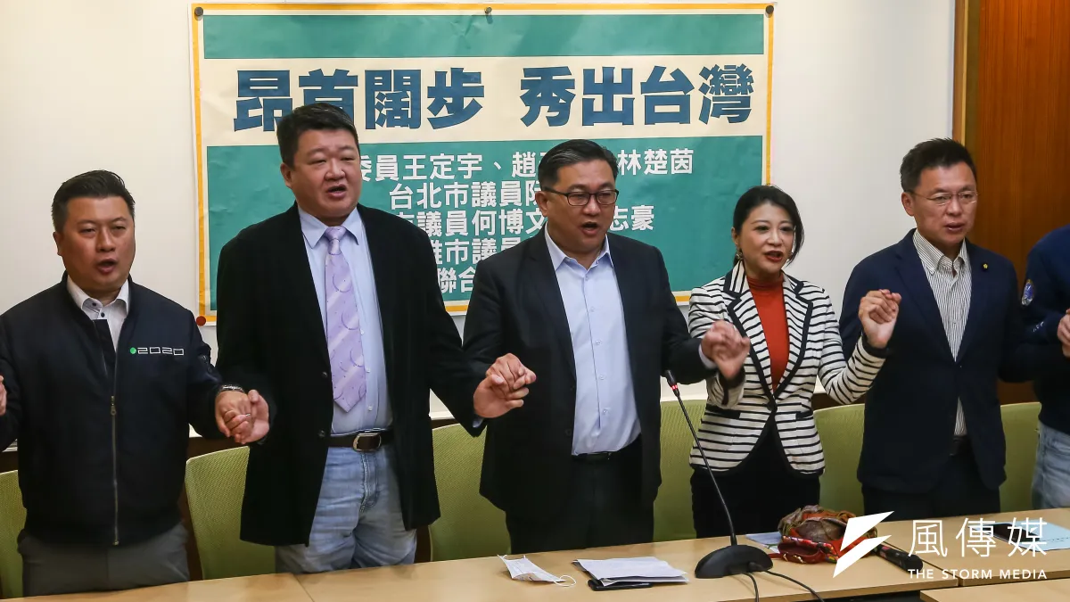 民進黨立委王定宇(中)、林楚茵(右二)、趙天麟(右一)16日召開「呼籲華航777貨機新塗裝應改版增加台灣識別」記者會。(顏麟宇攝)