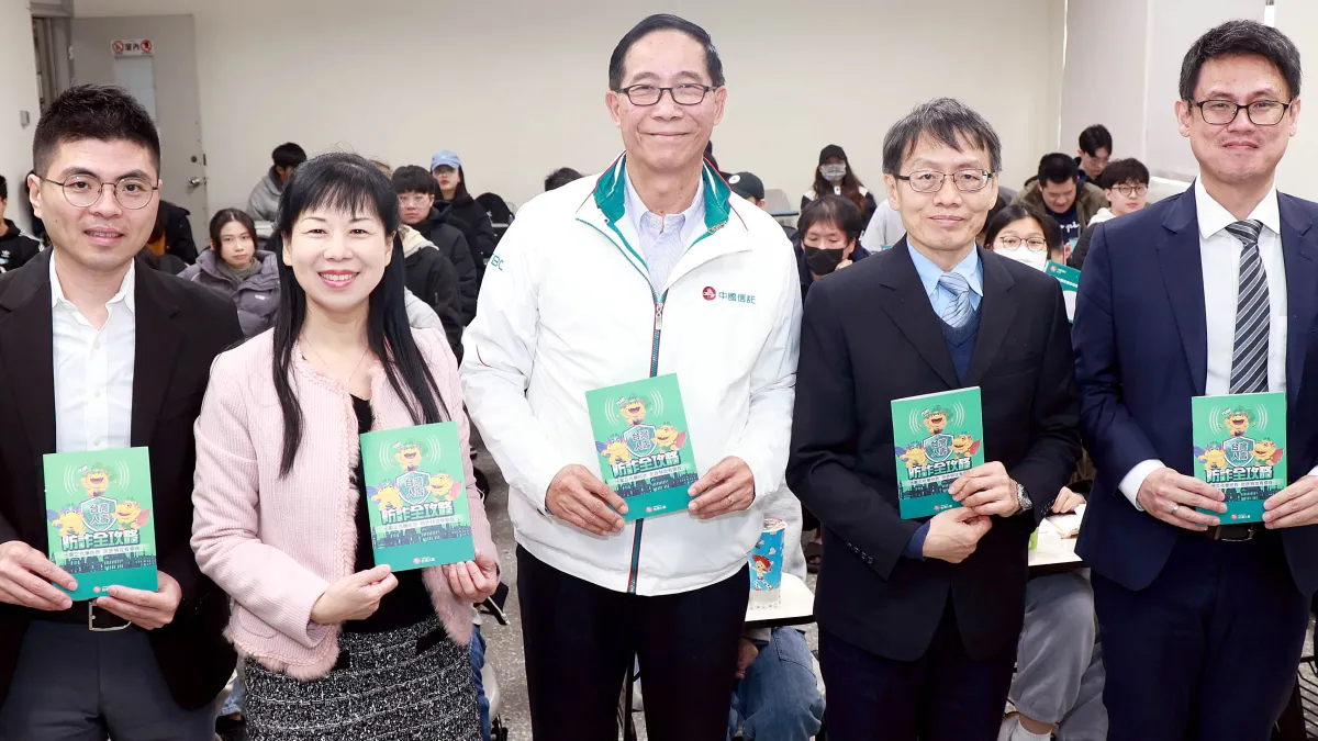 台灣人壽攜手淡江大學舉辦防詐講座,台灣人壽莊中慶總經理(圖中)、士林地檢署張志明襄閱主任檢察官(右二)與葉耀群主任檢察官(右一)聯手出擊宣導反詐。/台灣人壽提供