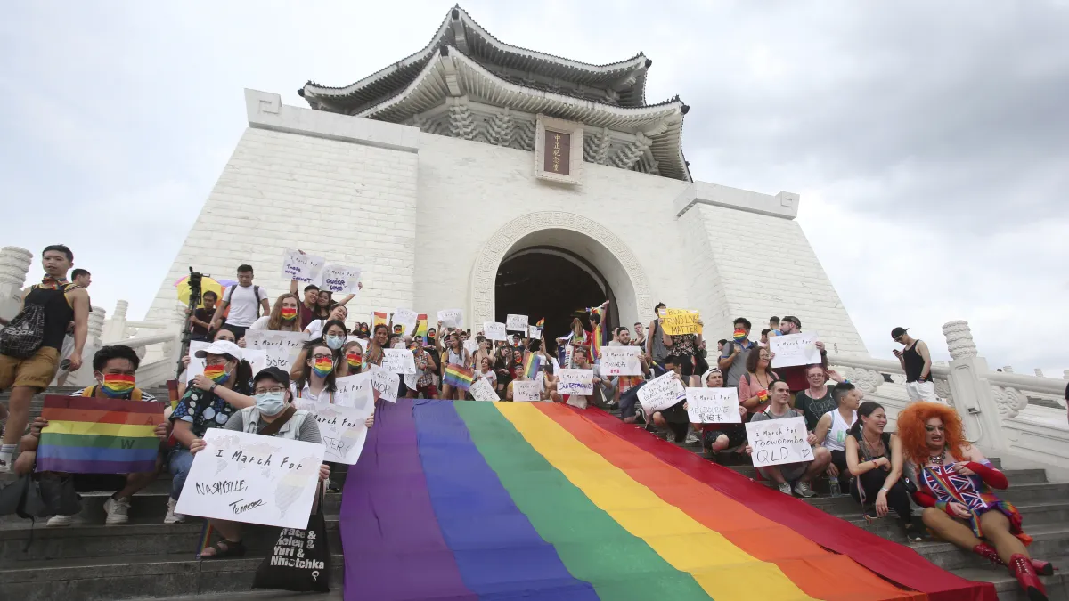 圖為2020年6月28日,全球難得的實體同志驕傲月慶祝活動在台灣中正紀念堂登場(AP)