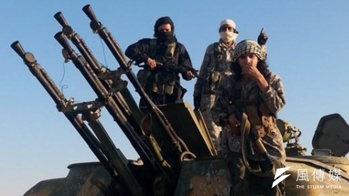 在敘利亞境內持有對空武器的伊斯蘭國武裝分子(美聯社) 在敘利亞境內持有對空武器的伊斯蘭國武裝分子(美聯社)