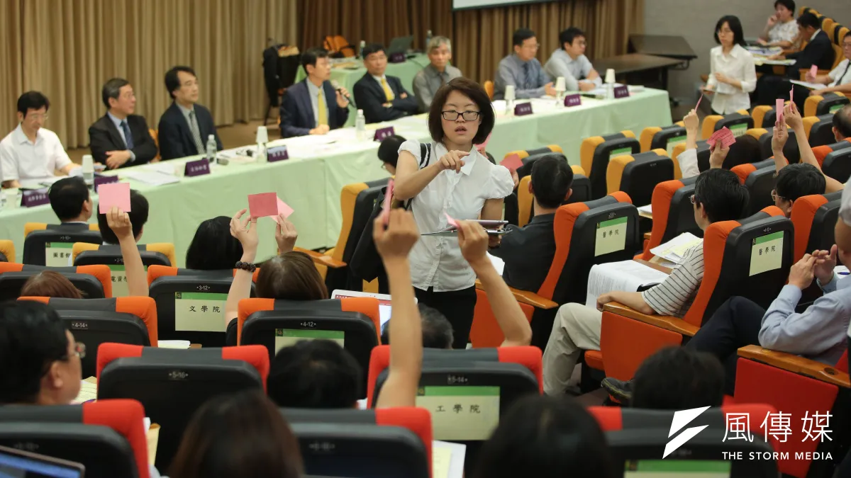 台大12日召開臨時校務會議,做成決議請教育部盡速依法聘任管中閔。(顏麟宇攝)