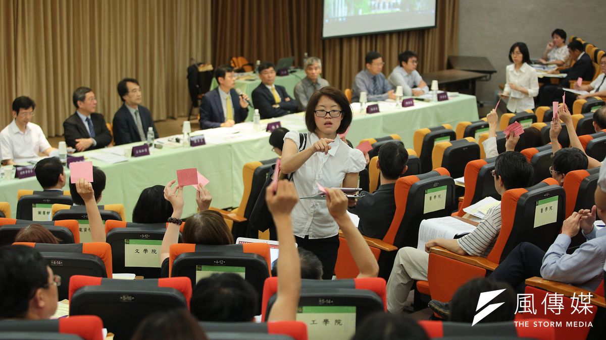 台大臨時校務會議要求教育部儘速聘任校長當選人管中閔,不過,一群「龍頭法律學者」却批評該次會議不具法律專業,要求「重整」規範。(顏麟宇攝) 台大臨時校務會議要求教育部儘速聘任校長當選人管中閔,不過,一群「龍頭法律學者」却批評該次會議不具法律專業,要求「重整」規範。(顏麟宇攝)