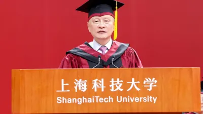 中國前駐美大使崔天凱在上海科技大學畢業典禮講話,強調對美國要有正確認知,美國固然有很多問題,但其各領域仍然擁有優勢。(上海科技大學官網)