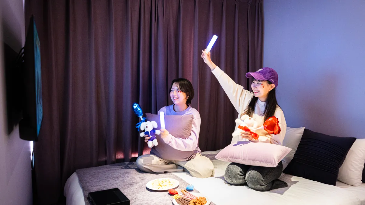 東京・押上の「OCICA OSHIAGE TOKYO」は、8つのテーマカラーから選べる客室と、アクリルスタンドの装飾や応援グッズ制作ができるラウンジを備え、推し活を満喫できる新たな宿泊体験を提供している。(写真/R Hotel提供)