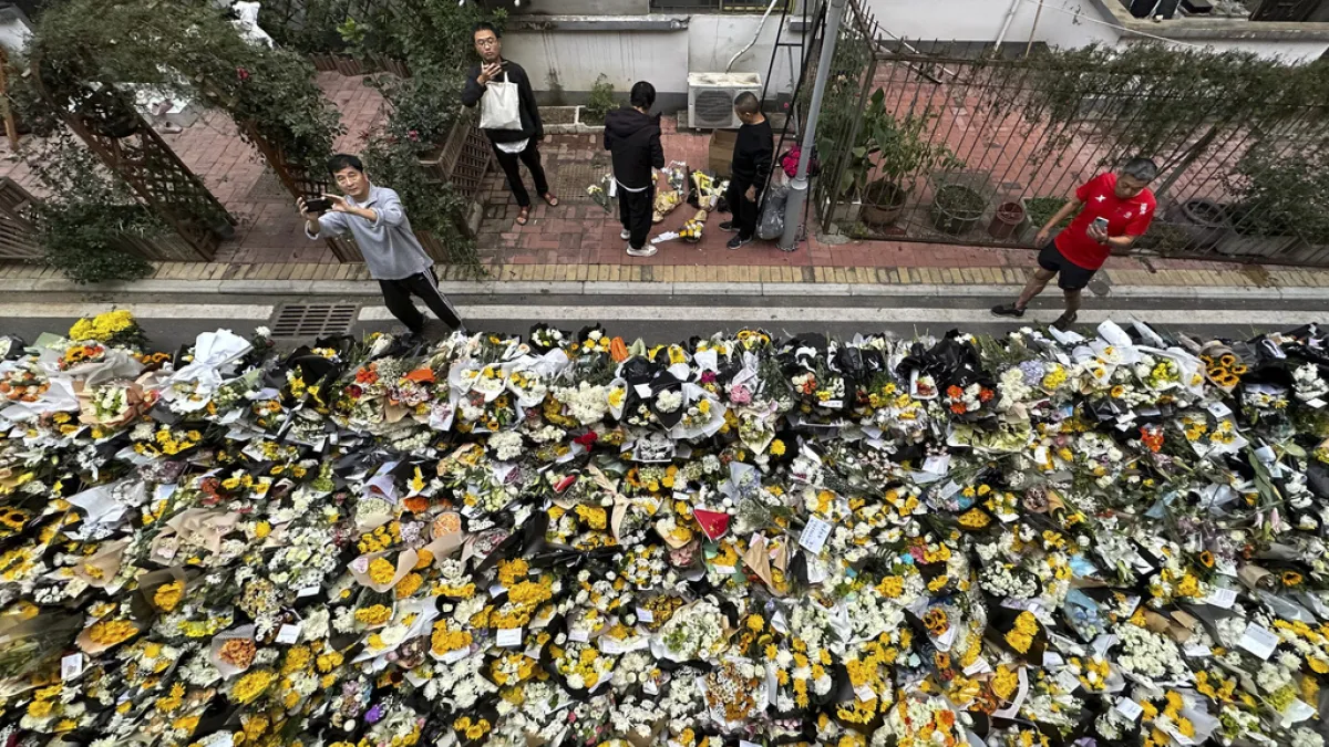 2023年10月28日,中國民眾在安徽省合肥市的李克強老家外放置鮮花,悼念這位昔日的中國國務院總理突然去世。 (美聯社)