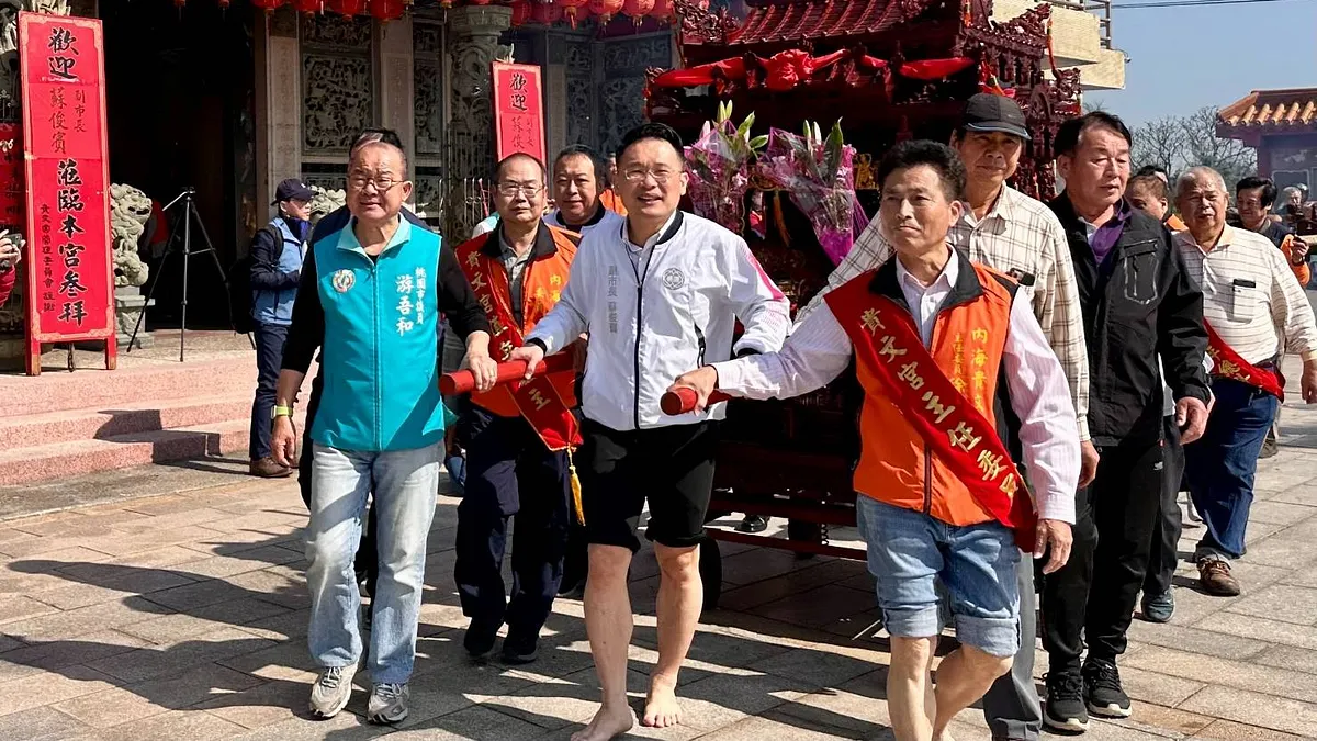 桃園市副市長蘇俊賓出席大園內海貴文宮祈福儀式,挑戰赤腳挑戰「過火」。(圖/桃園市政府提供)