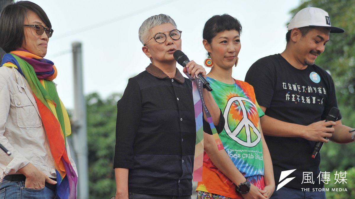知名影視人李烈(左二)上台致詞時表示,她今天想對所有不在現場的人們喊話,不管理不理解、認不認同同志,基於對人類權利平等的需求,11月24日投票日都能站出來支持婚姻平權。(甘岱民攝) 知名影視人李烈(左二)上台致詞時表示,她今天想對所有不在現場的人們喊話,不管理不理解、認不認同同志,基於對人類權利平等的需求,11月24日投票日都能站出來支持婚姻平權。(甘岱民攝)