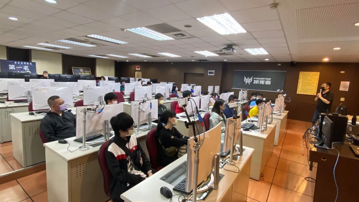 電競產業經營專班邀請宏碁實況主羅子杰到校,直接與家長和學生互動。(圖/三信家商提供)