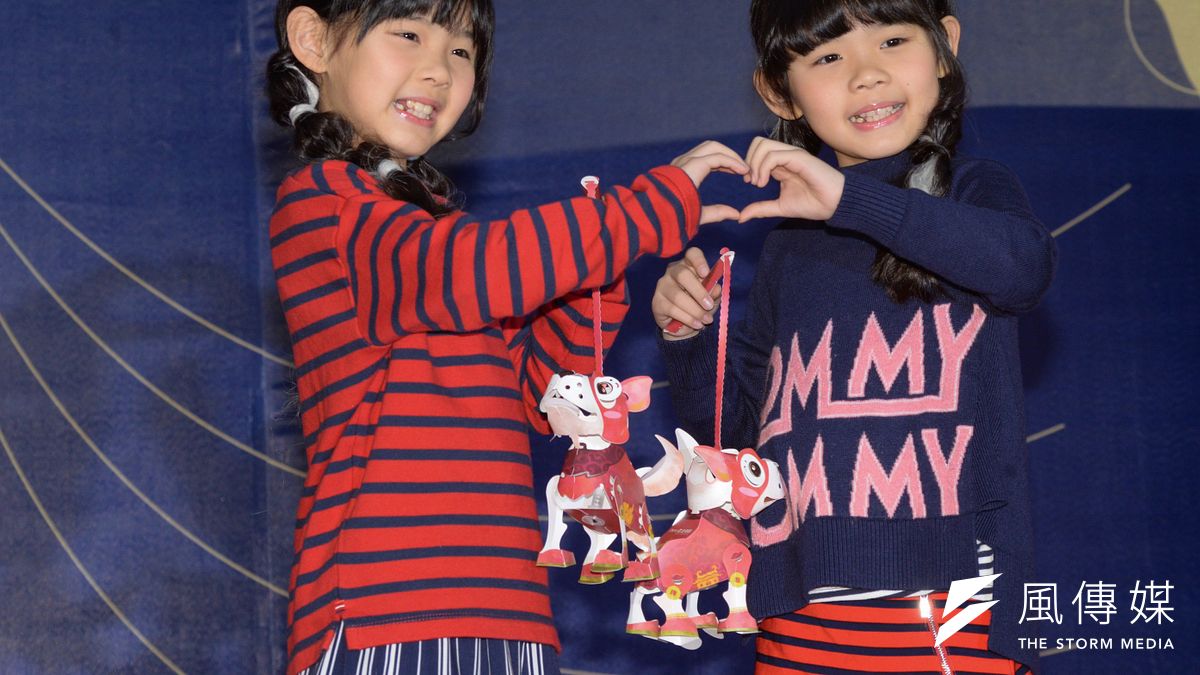 狗年小提燈「幸福GOGO」在記者會上亮相,民眾提動時,狗狗可前後擺動,有種遛狗的開心感。(甘岱民攝) 狗年小提燈「幸福GOGO」在記者會上亮相,民眾提動時,狗狗可前後擺動,有種遛狗的開心感。(甘岱民攝)