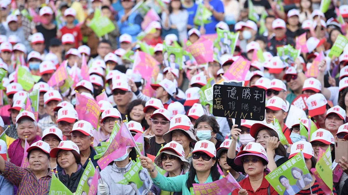 民進黨人士及網黑們,攻訐辱罵他人時理直氣壯、自認民意所向,但被批評時就備感委屈、訴諸輿論圍剿?就別來這套了!(示意圖,蔡英文競選辦公室提供) 民進黨人士及網黑們,攻訐辱罵他人時理直氣壯、自認民意所向,但被批評時就備感委屈、訴諸輿論圍剿?就別來這套了!(示意圖,蔡英文競選辦公室提供)