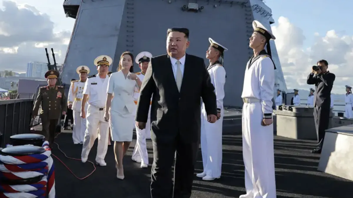 金正恩視察新軍艦。(翻攝KCNA)