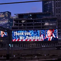 2025年6月22日、イスラエル・ラマトガンの電子広告板にトランプの写真と「ありがとう、大統領」の文字が表示されている。(AP通信) 2025年6月22日、イスラエル・ラマトガンの電子広告板にトランプの写真と「ありがとう、大統領」の文字が表示されている。(AP通信)
