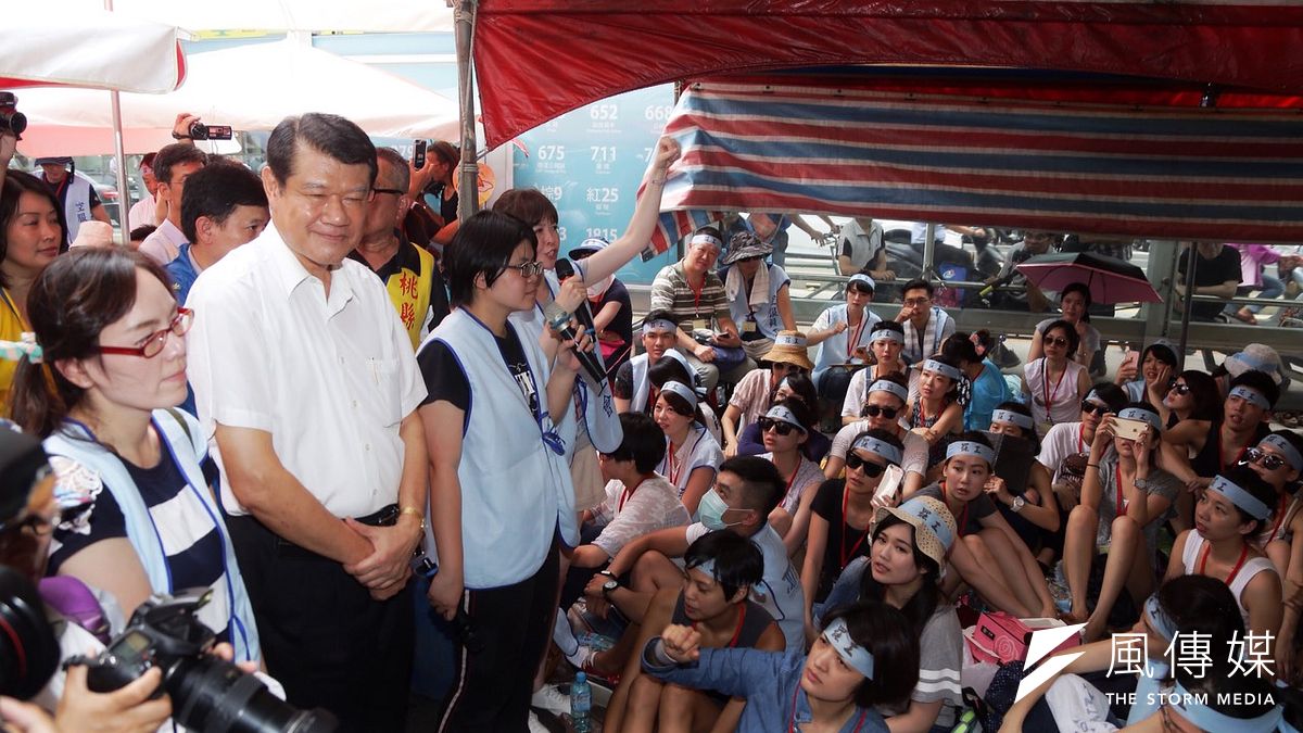 新任華航董事長何煖軒24日下午親赴罷工現場探視員工,除了承諾同意空服員回松山機場報到,也強調「絕對不會秋後算帳」。(曾原信攝) 新任華航董事長何煖軒24日下午親赴罷工現場探視員工,除了承諾同意空服員回松山機場報到,也強調「絕對不會秋後算帳」。(曾原信攝)