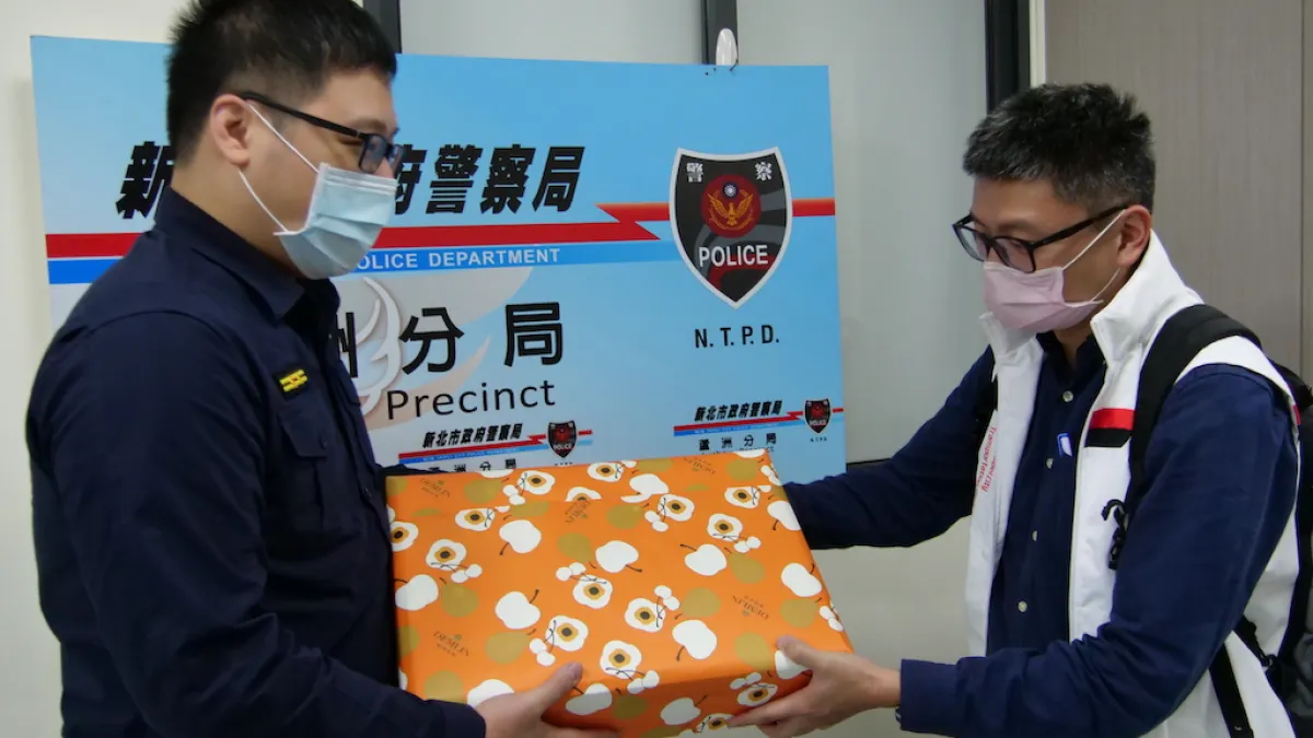 交通局偕同公車業者到派出所探視表達慰問之意。(圖/新北市交通局提供)