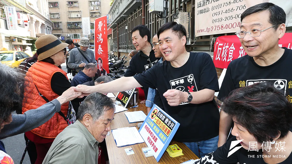 國民黨食安公投連署活動,副主席郝龍斌走入光復市場(陳明仁攝) 國民黨食安公投連署活動,副主席郝龍斌走入光復市場(陳明仁攝)