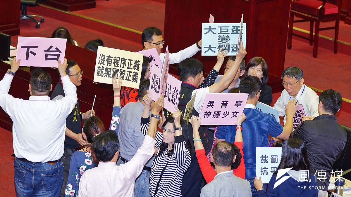 市議員舉牌抗議,表達希望吳音寧下台的訴求。(盧逸峰攝) 市議員舉牌抗議,表達希望吳音寧下台的訴求。(盧逸峰攝)