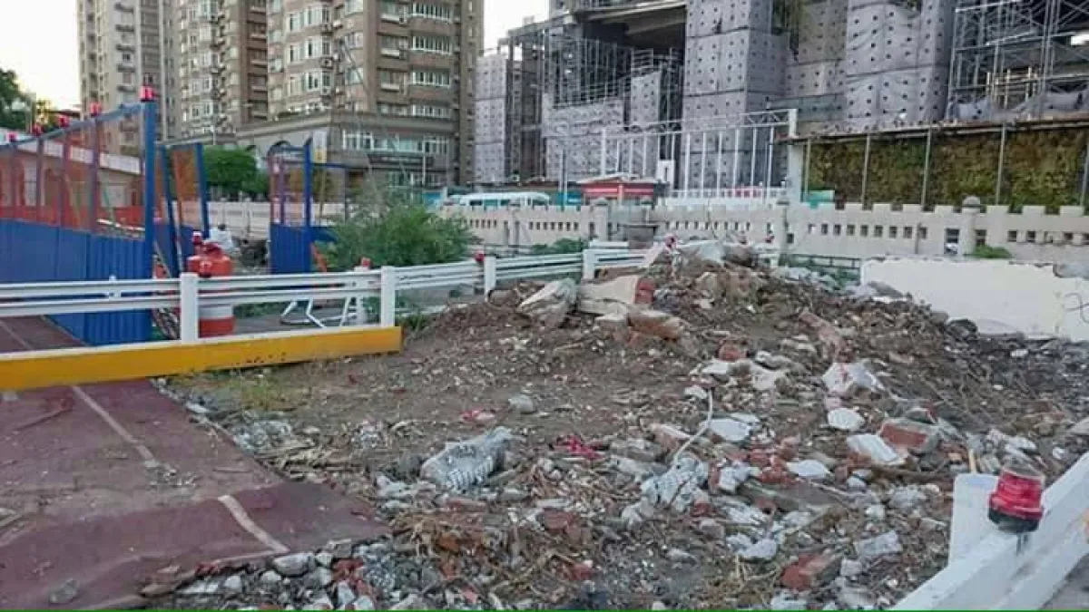 永和永平國小操場下方將建設地下停車場,也解決深埋地底多年的垃圾問題,卻引發家長反對。家長質疑這些垃圾,挖出來不會有問題嗎?。(取自永平國小家長交流平台臉書)
