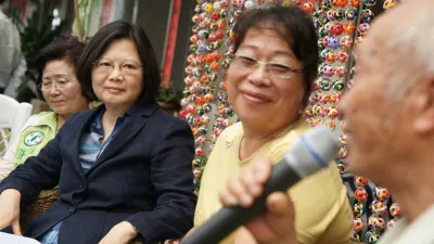 民進黨總統參選人、黨主席蔡英文(左二)認為,「如果國民黨連自己的立場都沒有辦法說清楚,又如何要求台灣人跟著他們走?」。(民進黨提供)
