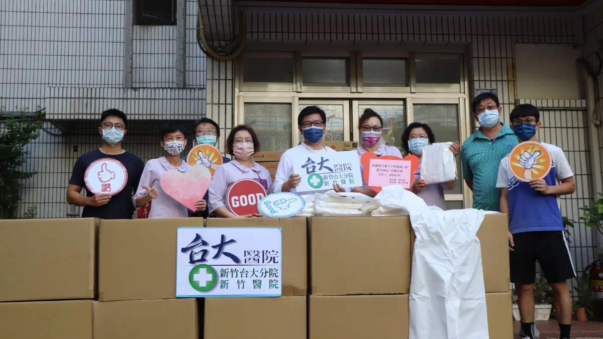 行政院政務顧問鄭宏輝今(10)日將首批到貨的1000件防護衣贈予台大醫院新竹分院。(圖/鄭宏輝辦公室提供)