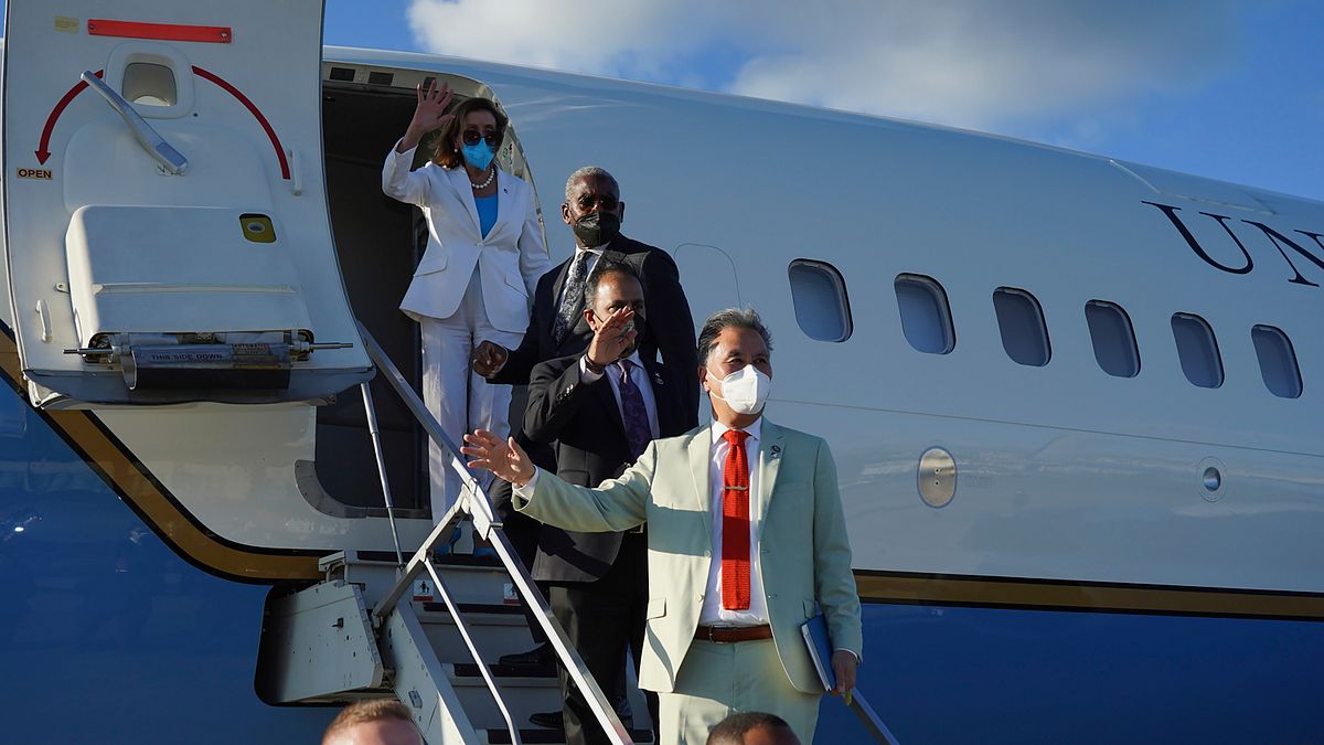 2022年8月3日,美國聯邦眾議院議長裴洛西率領的國會訪問團離開台灣,外交部長吳釗燮在松山機場送行。(AP) 2022年8月3日,美國聯邦眾議院議長裴洛西率領的國會訪問團離開台灣,外交部長吳釗燮在松山機場送行。(AP)