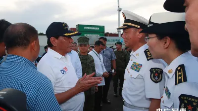 菲律賓總統杜特蒂與中國海軍政委苗華對談。