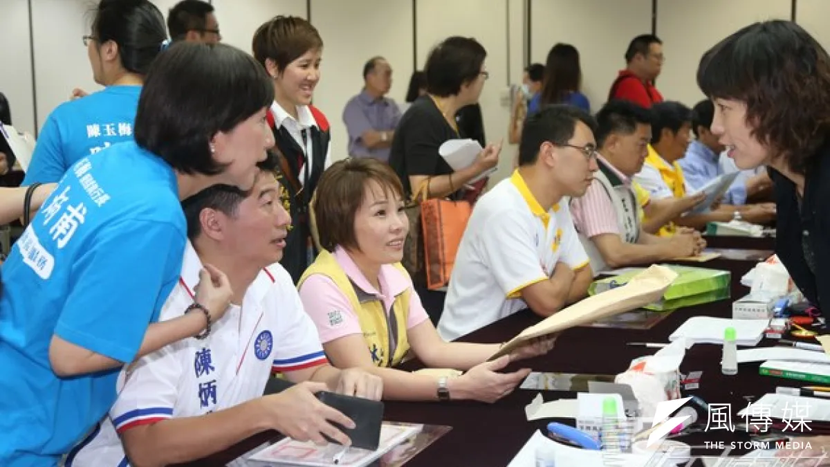 因應年底九合一,行政院提出政治獻金法草案,提高每人每年捐款上限,從 20萬到30萬。(候選人登記參選狀況,吳逸驊攝)