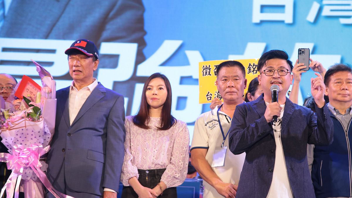 彰化縣議長謝典林(右)五月上旬參加挺郭造勢會;七月底宣言退出國民黨,是繼南投縣議長何勝豐之後的第二槍。(顏麟宇攝) 彰化縣議長謝典林(右)五月上旬參加挺郭造勢會;七月底宣言退出國民黨,是繼南投縣議長何勝豐之後的第二槍。(顏麟宇攝)