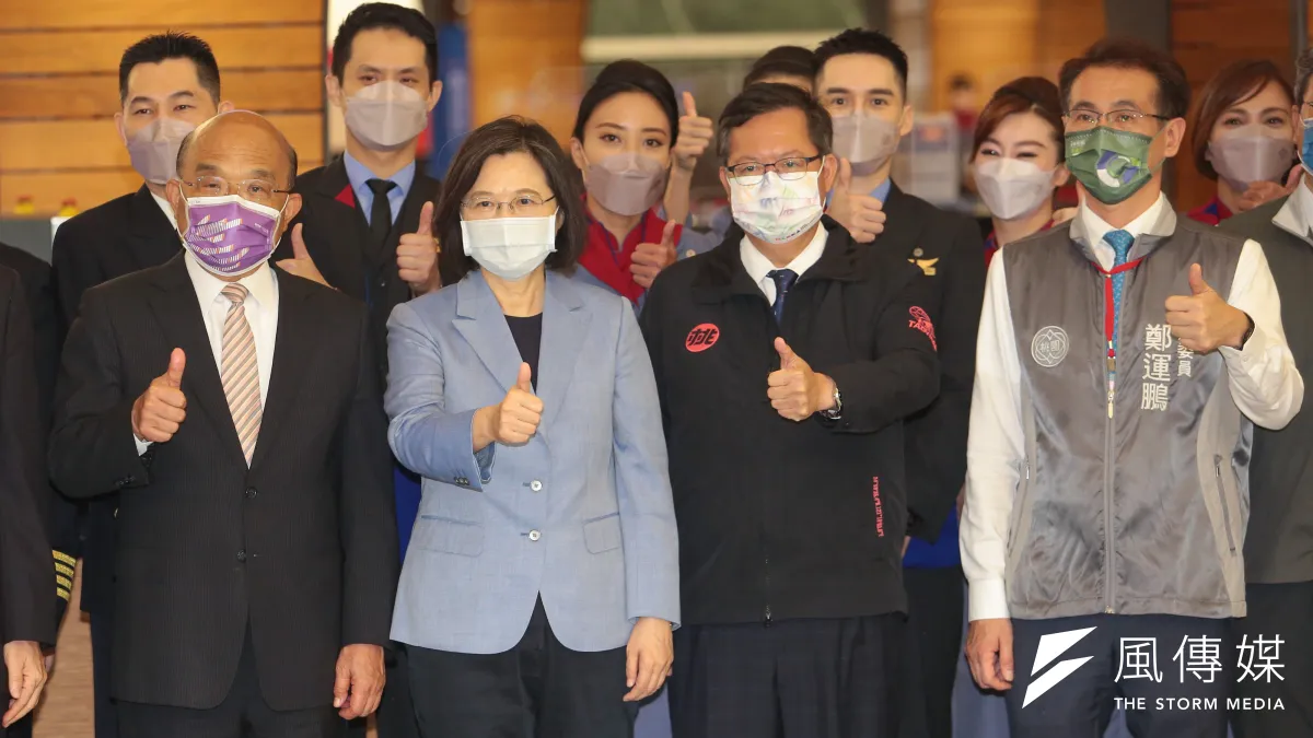 鄭文燦(右二)檢討敗選,敢檢討總統蔡英文(左二)和行政院長蘇貞昌(左一)嗎?(顏麟宇攝)