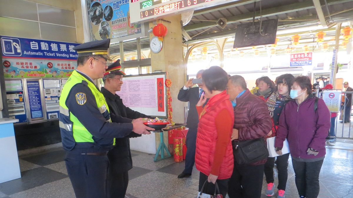 春節出遊慎防扒手 大甲派出所宣導安全守則 春節出遊慎防扒手 大甲派出所宣導安全守則