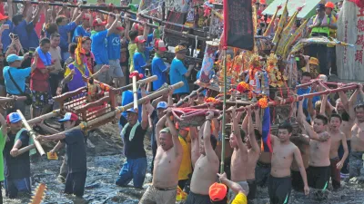 布袋舉行衝水路迎客王祭典 吸引上萬信眾共襄盛舉
