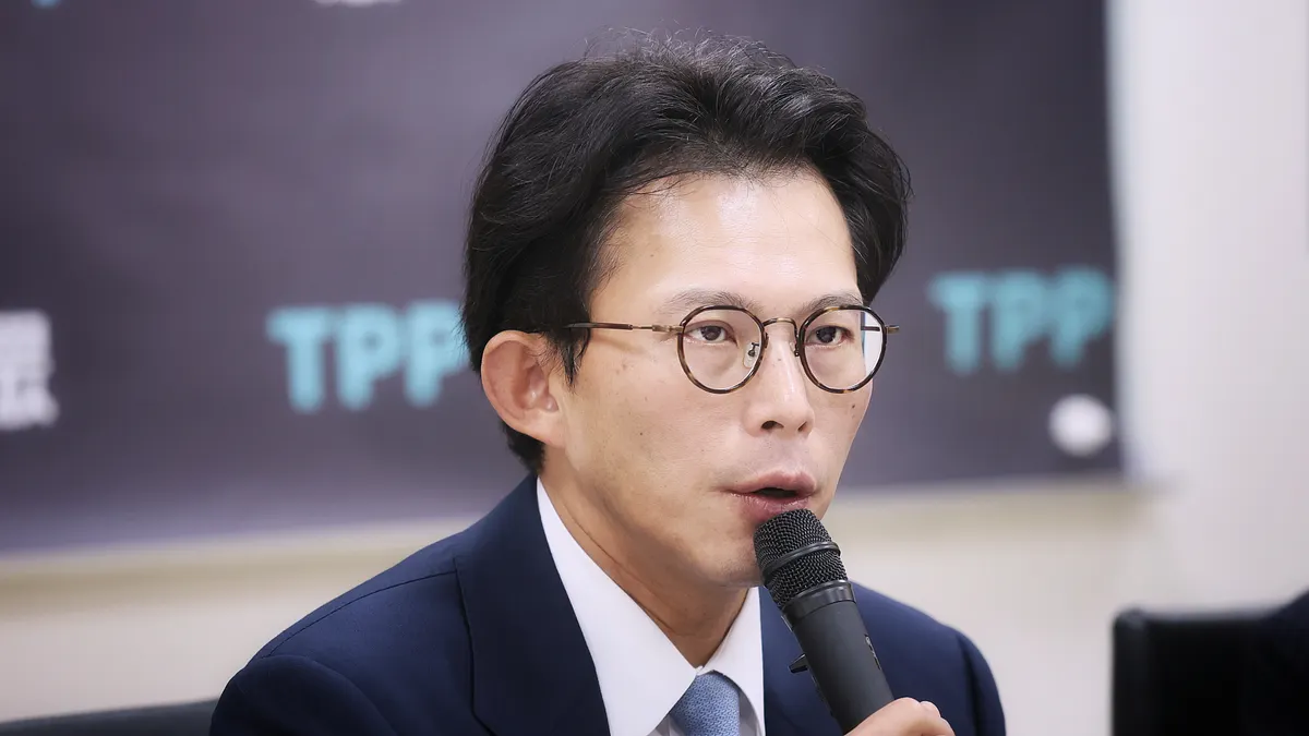 民眾黨立委黃國昌質疑NCC針對三立違規入股中嘉一案,處理了中嘉系統,卻放過三立。(資料照,柯承惠攝) 民眾黨立委黃國昌質疑NCC針對三立違規入股中嘉一案,處理了中嘉系統,卻放過三立。(資料照,柯承惠攝)