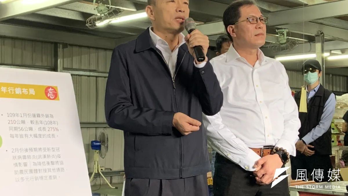 高雄市長韓國瑜(左)與高雄市農業局長吳芳銘(右)昨日到六龜視察蓮霧寒害災情,也聽取農民心聲。(圖/徐炳文攝)