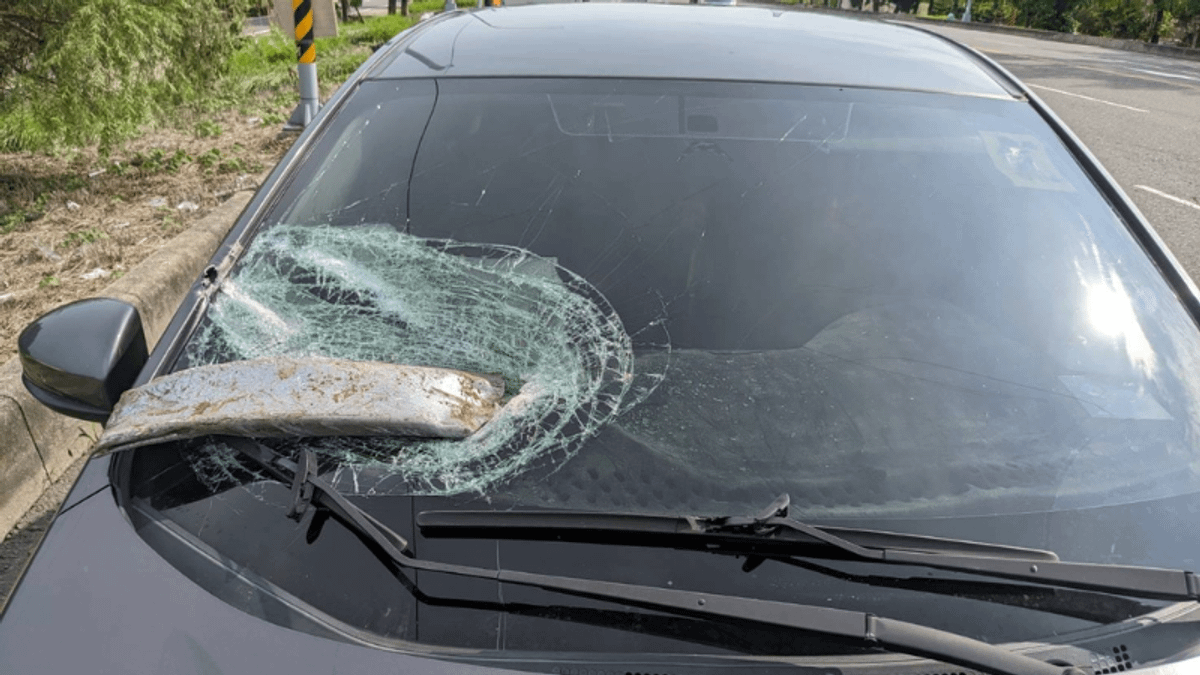 台南一位阿嬤開車上國道,卻遭天外飛來鐵片砸碎擋風玻璃。(圖/翻攝自臉書) 台南一位阿嬤開車上國道,卻遭天外飛來鐵片砸碎擋風玻璃。(圖/翻攝自臉書)