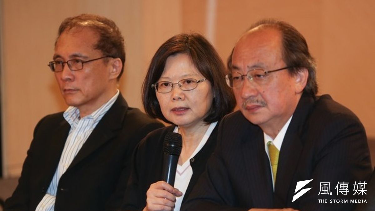 民進黨9、10兩日舉行政策擴大會議,會後由黨主席蔡英文與民進黨立院黨團總召柯建銘(右)、小英基金會執行長林全(左)一起舉行記者會。(余志偉攝) 民進黨9、10兩日舉行政策擴大會議,會後由黨主席蔡英文與民進黨立院黨團總召柯建銘(右)、小英基金會執行長林全(左)一起舉行記者會。(余志偉攝)