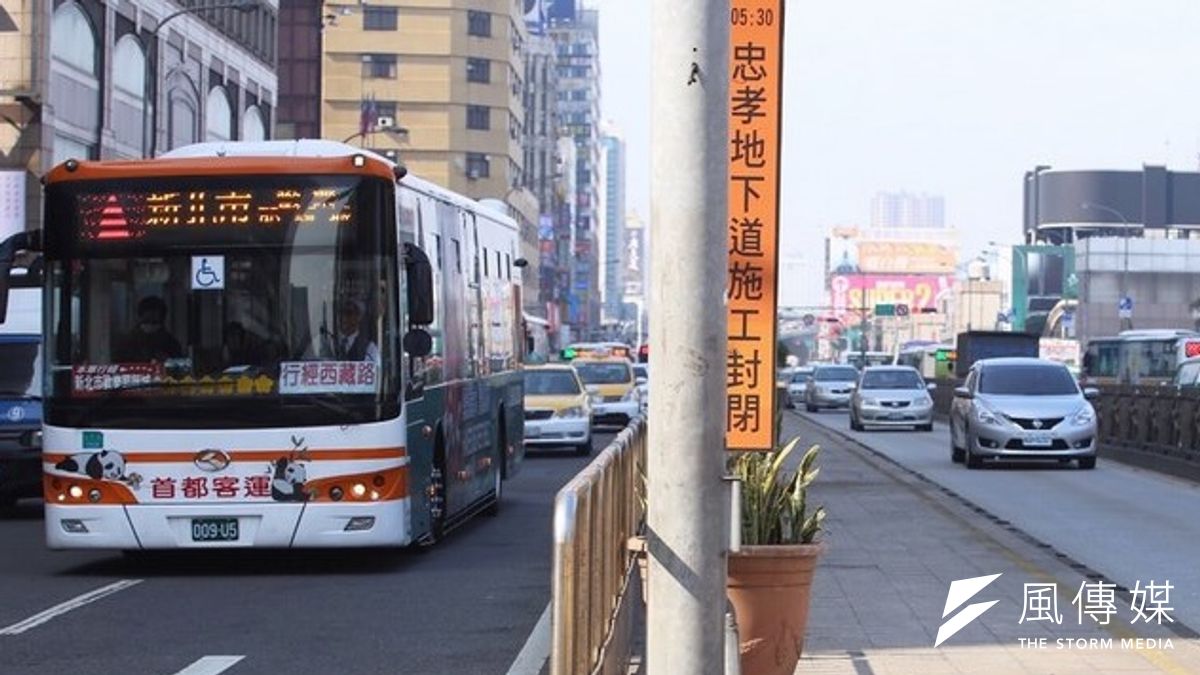 明天晚上10時,忠孝西路公車專用道就拆除,網友在網上發起「觀禮派對」。(林韶安攝) 明天晚上10時,忠孝西路公車專用道就拆除,網友在網上發起「觀禮派對」。(林韶安攝)