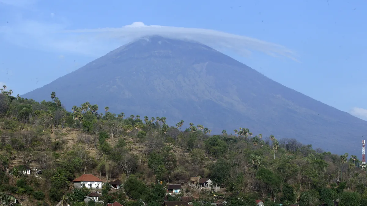印尼峇里島阿貢火山活動加劇,火山周圍地區已有約5萬人撤離家園。(美聯社)