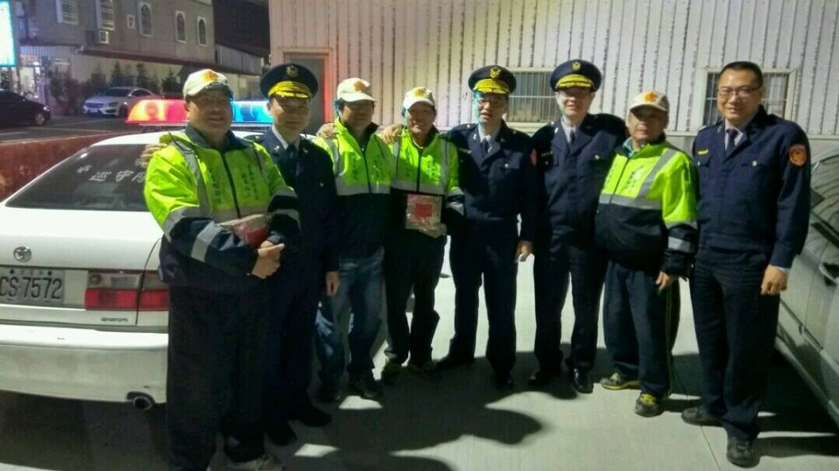 寒流發威!學甲分局送暖暖包 慰勞巡守隊辛勞 寒流發威!學甲分局送暖暖包 慰勞巡守隊辛勞