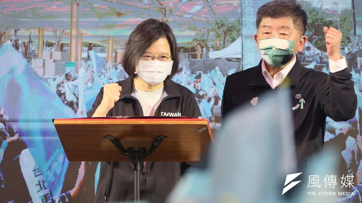 總統蔡英文(左)以「要當陳時中市長的國際局長」,輔選民進黨台北市長候選人陳時中(右),是選戰打到沒招,病急醫亂投了。(柯承惠攝)